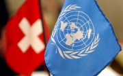 Drapeau suisse et drapeau de l’ONU.