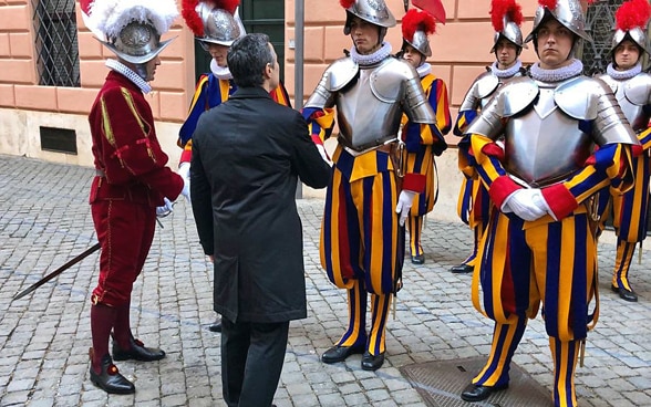 Bundesrat Ignazio Cassis schüttelt bei der Vereidigungszeremonie im Vatikan am 6. Mai 2019 die Hand eines Gardisten.