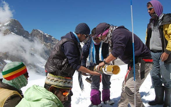 Eine Menschengruppe auf einem Gletscher.