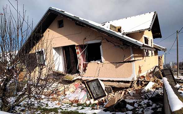 Une maison détruite par le tremblement de terre.