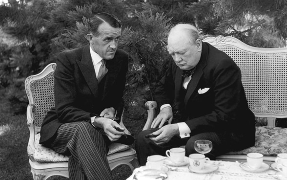  Uno scatto in bianco e nero del consigliere federale Max Petitpierre e di Winston Churchill a Berna, 1946. 