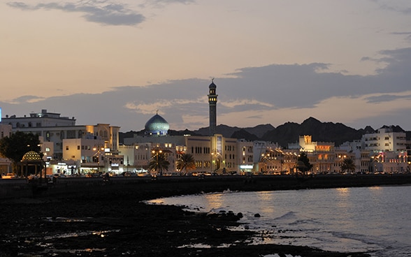 Blick auf die malerisch gelegene omanische Hauptstadt Maskat.