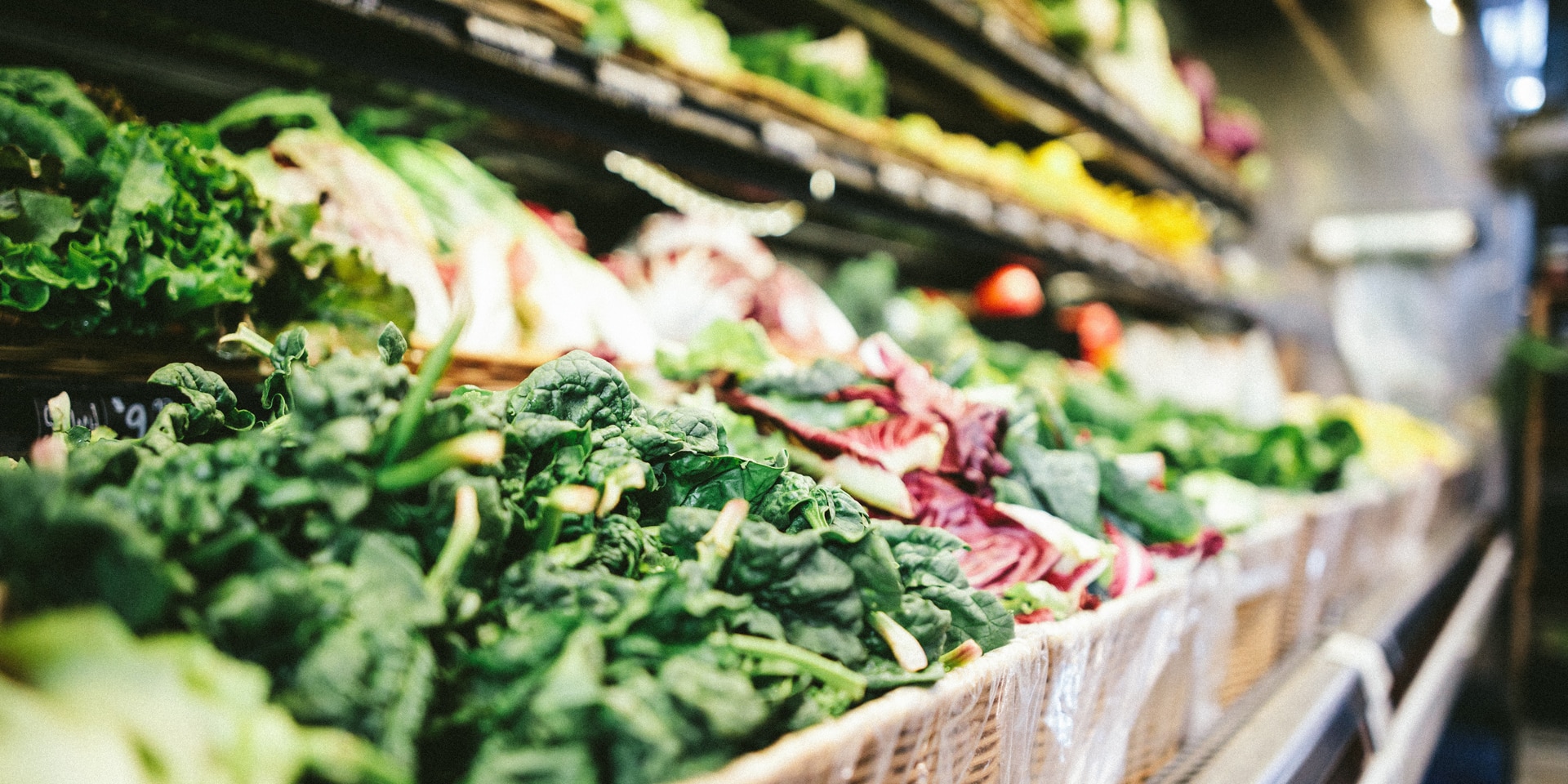 Rayon de légumes d'un supermarché.