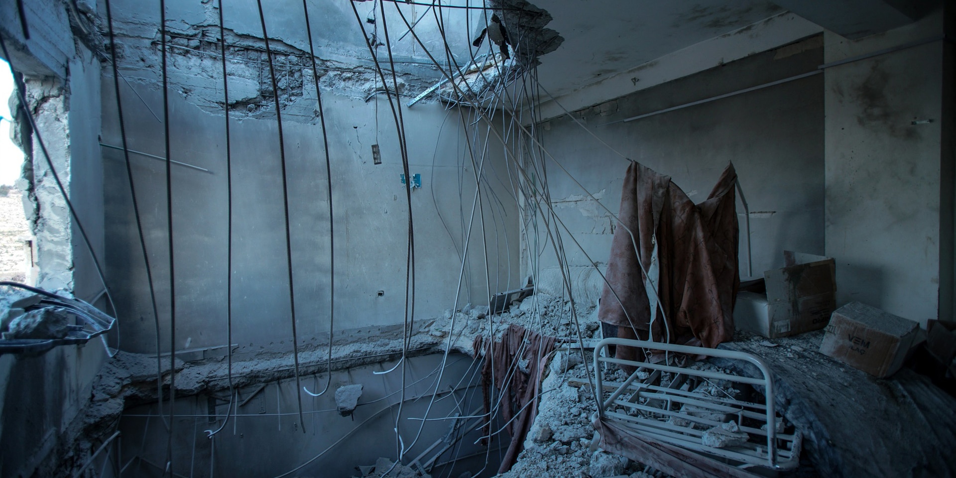 Una stanza d'ospedale distrutta dopo un attacco missilistico in Siria.