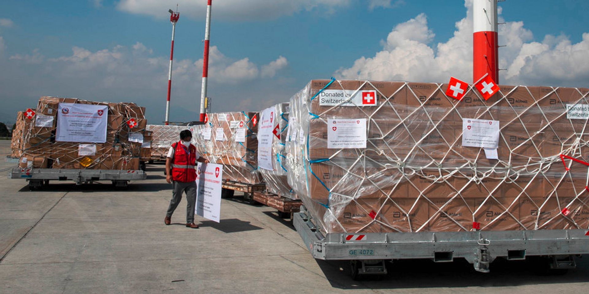 Sur le tarmac, un véhicule transporte les colis contenant le matériel de secours jusqu’à un entrepôt. 