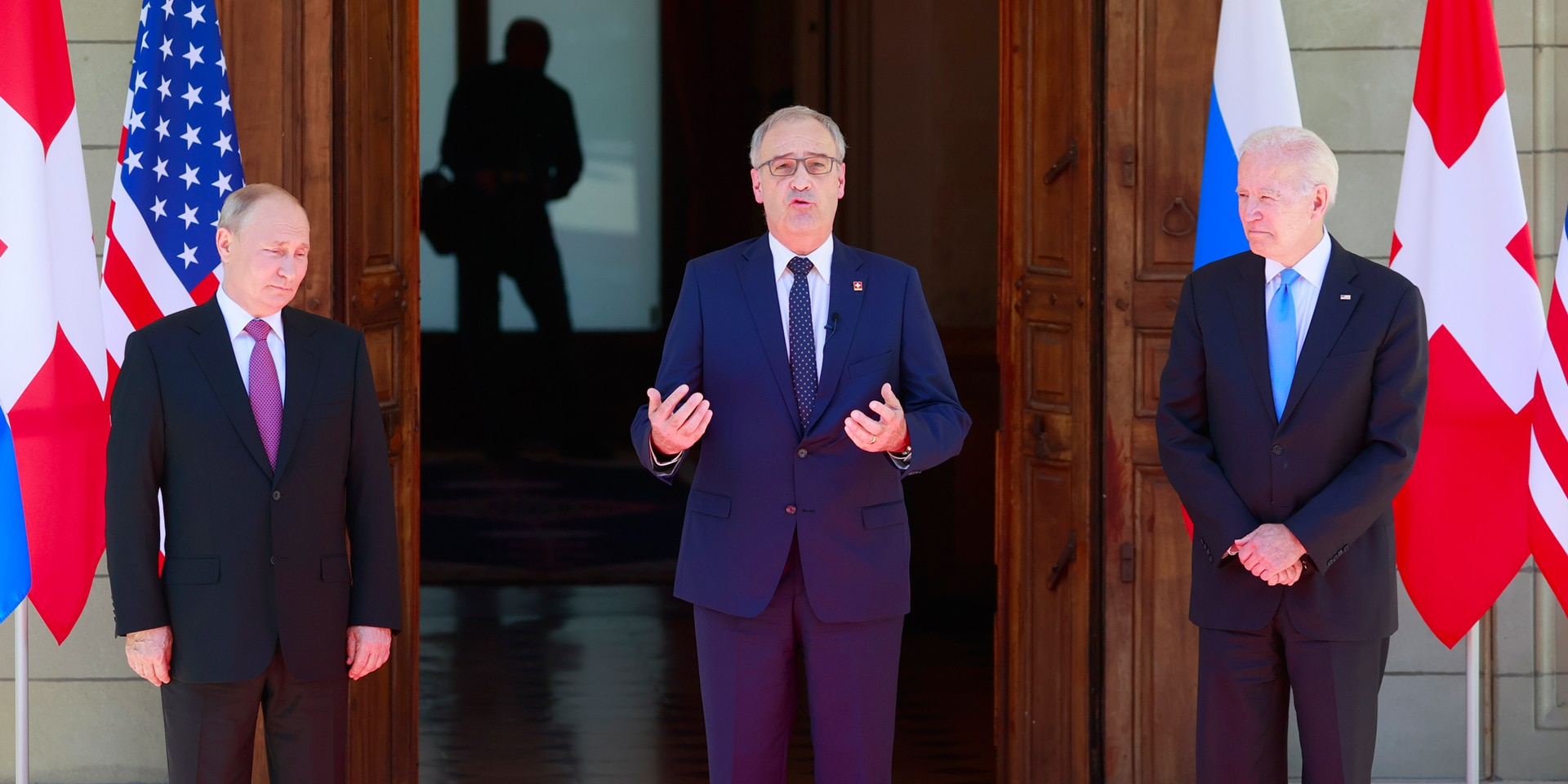  Il presidente della Confederazione Guy Parmelin, accanto a lui il presidente russo Vladimir Putin (a sinistra) e il presidente degli Stati Uniti Joe Biden (a destra). 