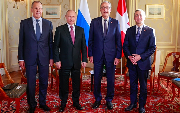Bei der Pressekonferenz: Aussenminister Sergei Lawrow, Russland-Präsidenten Wladimir Putin, Bundespräsident Guy Parmelin und Bundesrat Ignazio Cassis (von links).