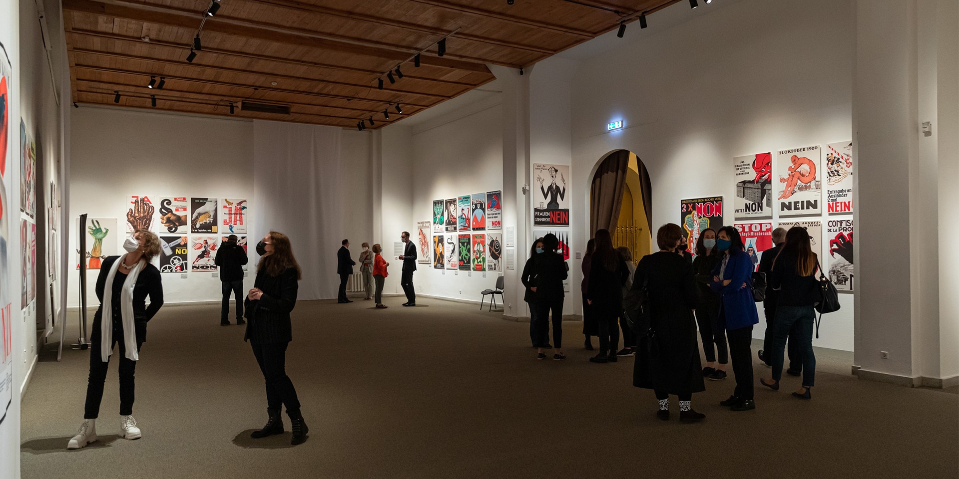   In Vilnius betrachten die Besucherinnen und Besucher der Ausstellung Plakate zu schweizerischen Abstimmungsvorlagen der letzten 100 Jahre. 