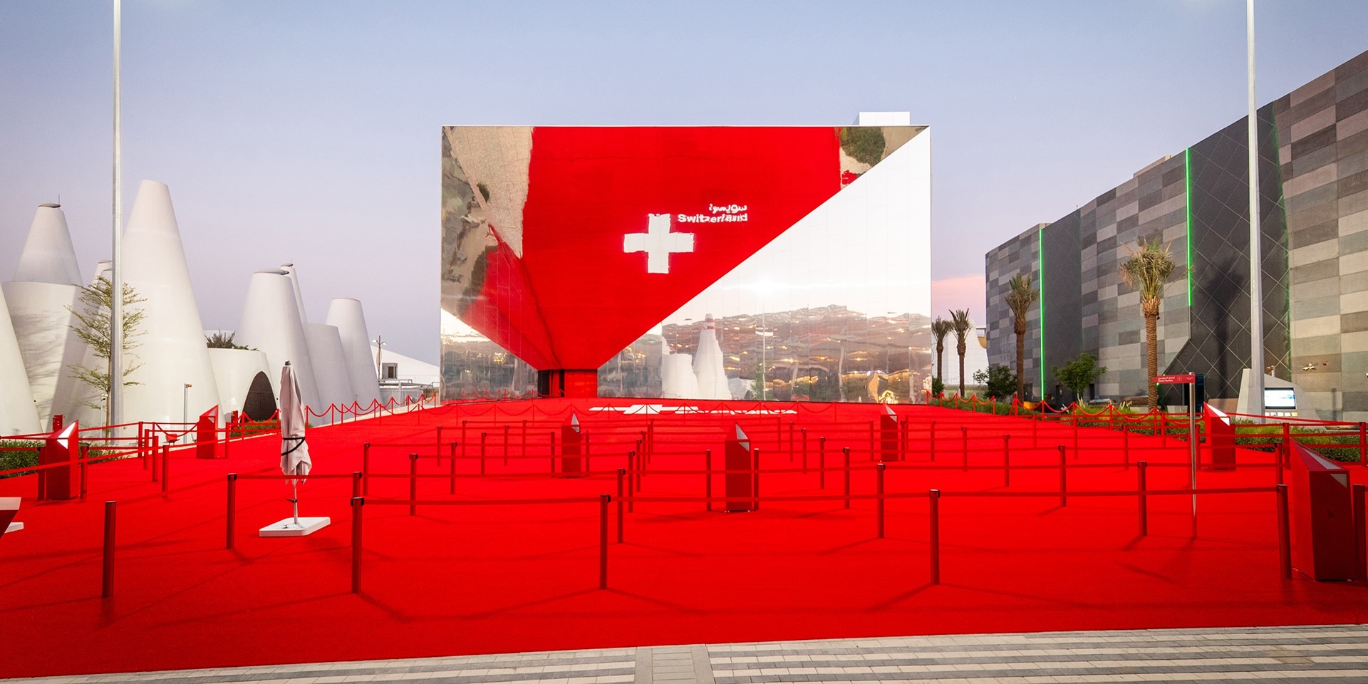 Vue sur l’entrée du pavillon suisse 