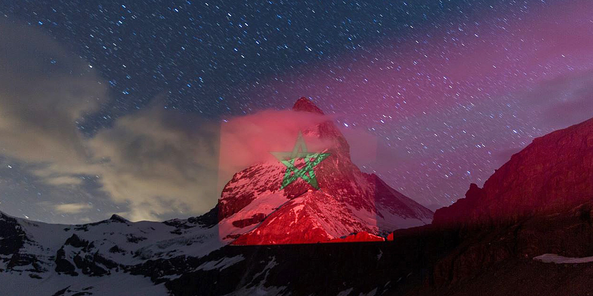 La bandiera del Marocco, rossa e verde, proiettata sull’iconica montagna svizzera del Cervino.