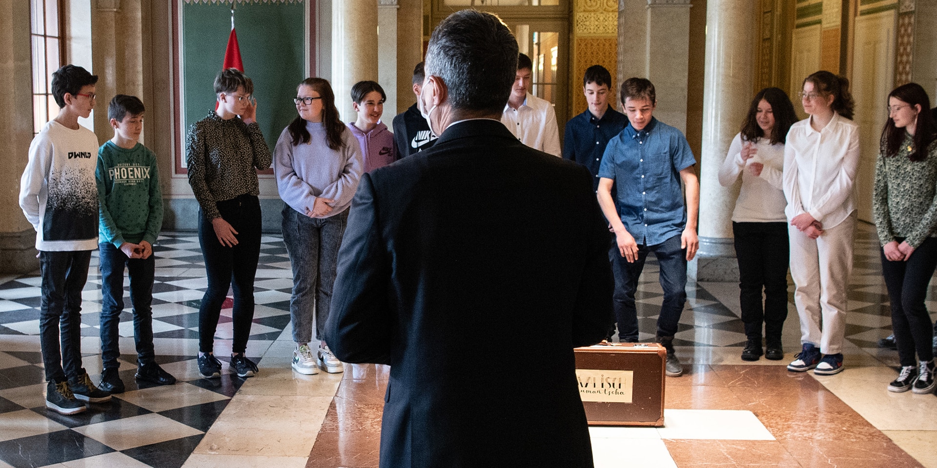 President of the Swiss Confederation Ignazio Cassis with the pupils of Scuol and Savognin. 