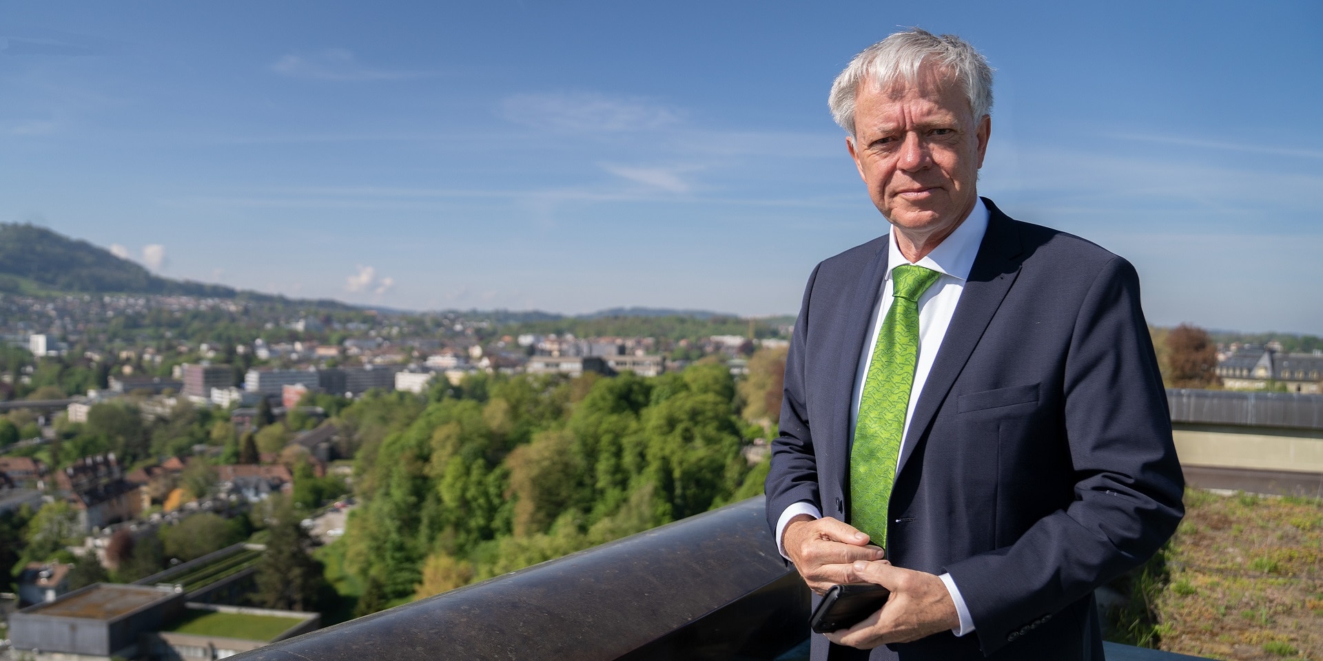  Leendert Verbeek su una terrazza con vista sulla città di Berna.