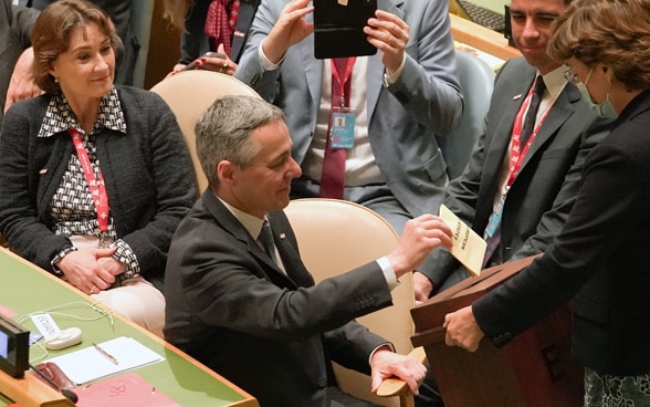 Le président de la Confédération Ignazio Cassis lors du dépôt de son bulletin de vote à l'Assemblée générale de l'ONU à New York.