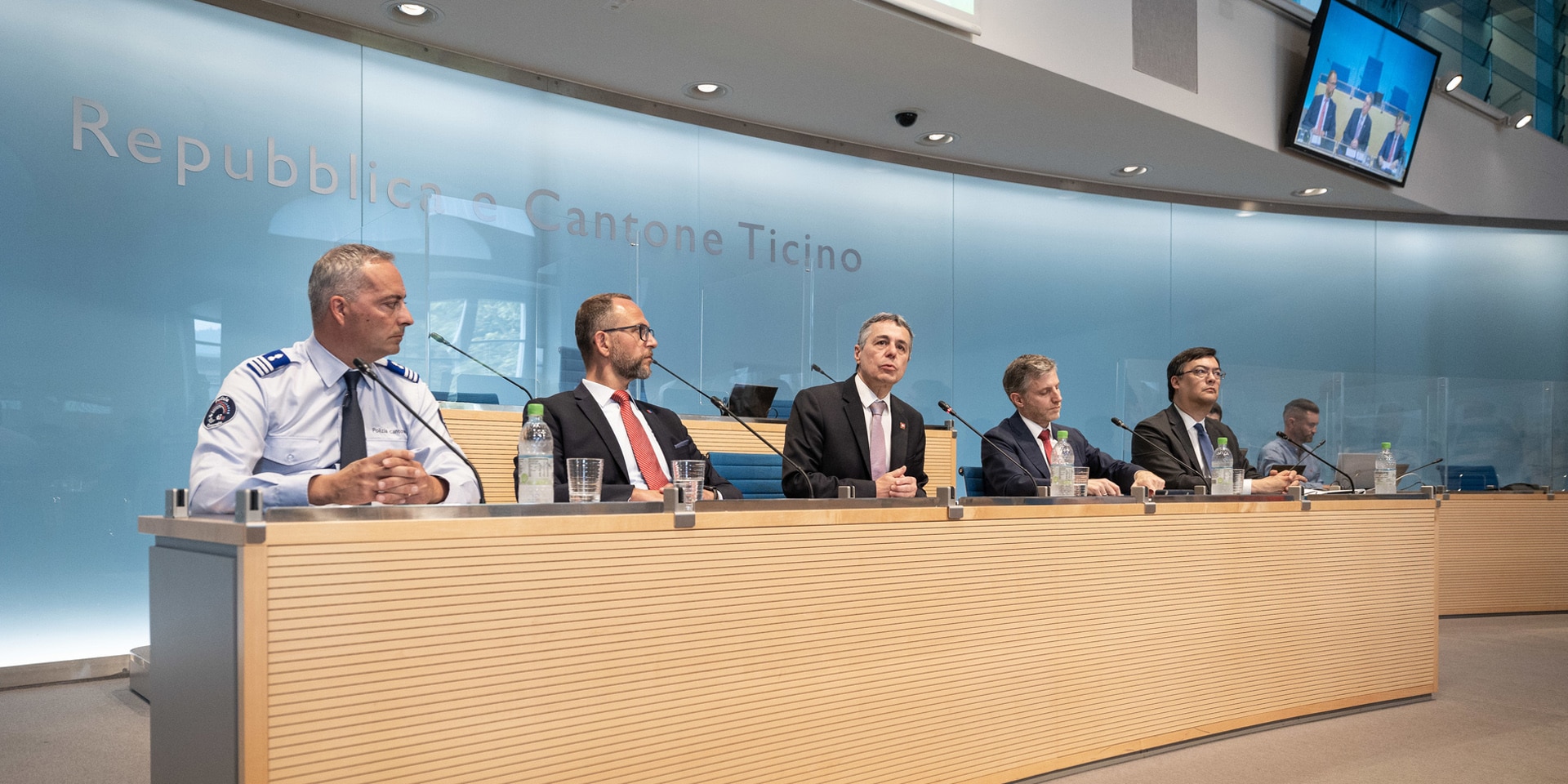Bundespräsident Cassis spricht an der Medienkonferenz mit dem Tessiner Staatsrat Norman Gobbi, Simon Pidoux, Sonderbotschafter für die URC2022, Terence Billeter, Leiter Task Force und Matteo Cocchi, Kommandant der Tessiner Polizei.