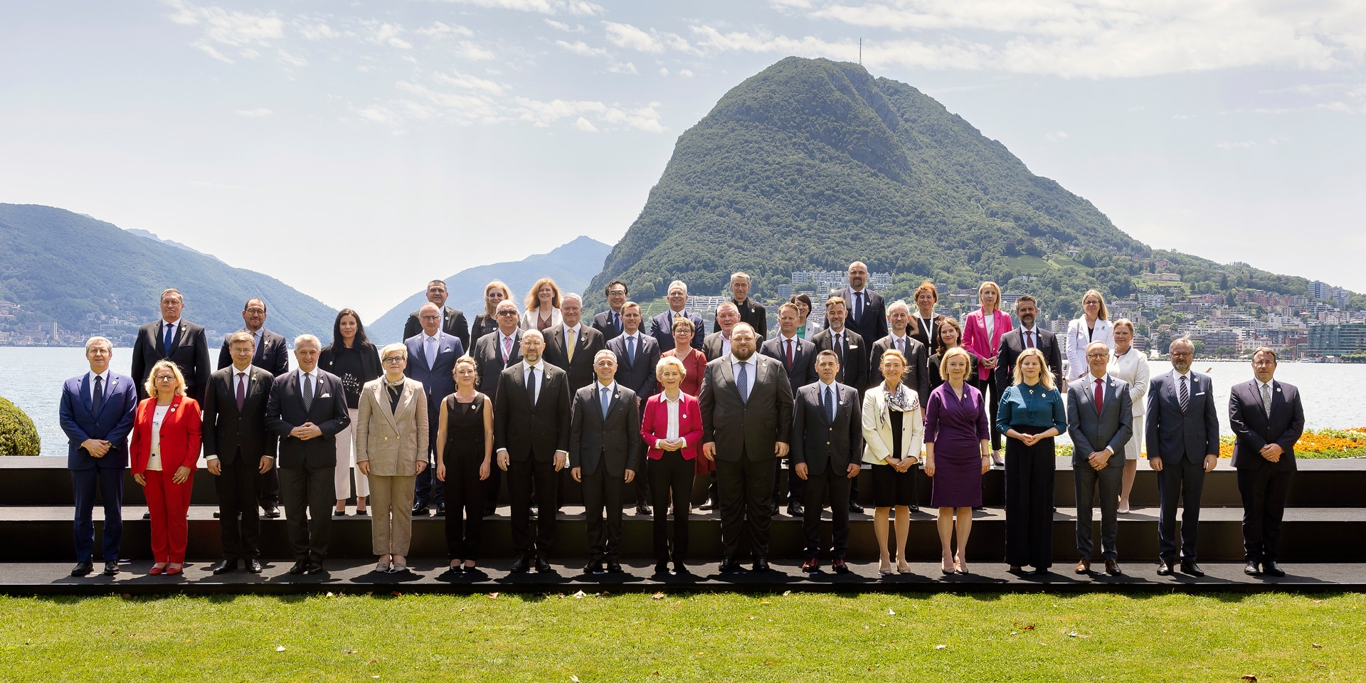 Foto di gruppo dei delegati e delle delegate alla conferenza.