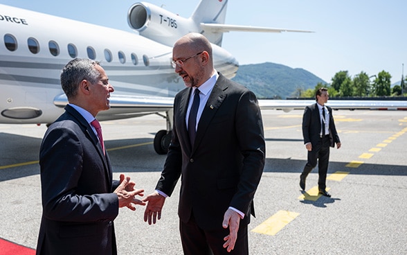 Ignazio Cassis speaks at Agno Airport with Ukrainian Prime Minister Denys Shmyhal.
