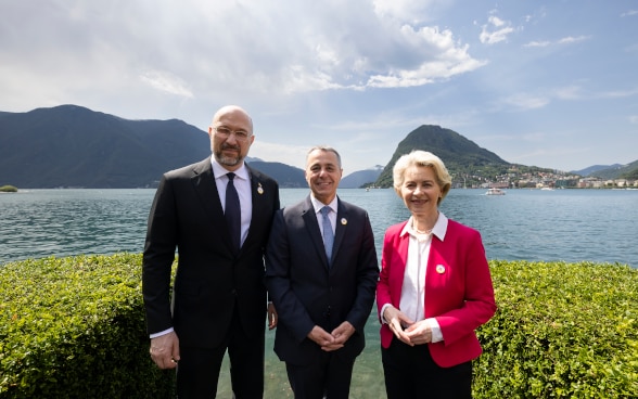 Group photo with the Prime Minister of Ukraine, the President of the Confederation and the President of the European Commission.