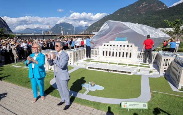 Le président de la Confédération Ignazio Cassis inaugure une maquette du Palais des Nations sur le site de Swissminiatur à Melide.