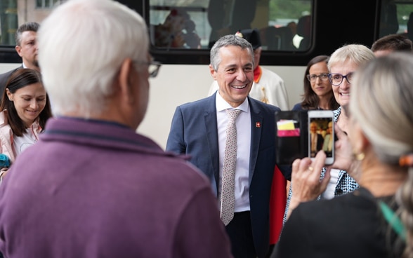 Ignazio und Paola Cassis mit der Bevölkerung auf der Plattform von Biasca. 