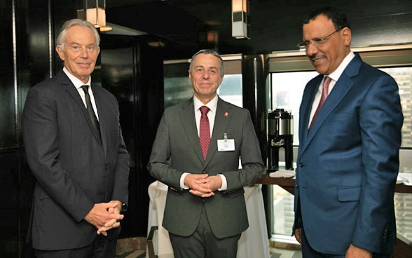 Tony Blair, le président de la Confédération Ignazio Cassis et le président nigérien Mohamed Bazoum lors de la conférence des donateurs du Fonds mondial pour l’engagement de la communauté et la résilience. 
