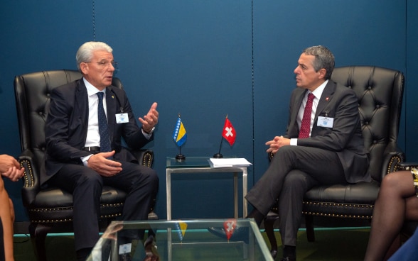 Rencontre entre Ignazio Cassis et Sefik Dzaferovic à New York pour un échange bilatéral.