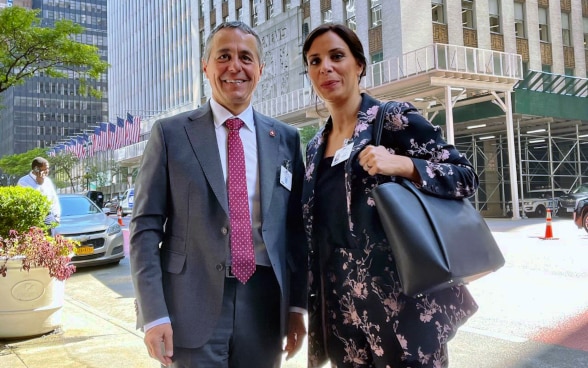 Bundespräsident Ignazio Cassis und die Aussenministerin Liechtensteins Dominique Hasler stehen in New York auf einem Trottoir.