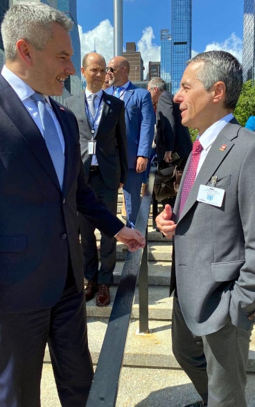 Bundespräsident Ignazio Cassis und der österreichische Bundeskanzler Karl Nehammer unterhalten sich in New York.