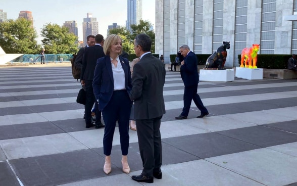 Le président de la Confédération Ignazio Cassis et la première ministre du Royaume-Uni Liz Truss lors de leur rencontre en plein air à New York.