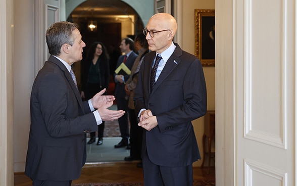 Le conseiller fédéral Ignazio Cassis est en face du haut-commissaire de l'ONU Türk et s'entretient avec lui.
