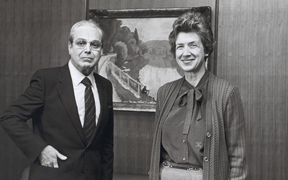 Francesca Pometta se tient debout à côté du secrétaire général des Nations Unies de l’époque, Javier Pérez de Cuéllar.