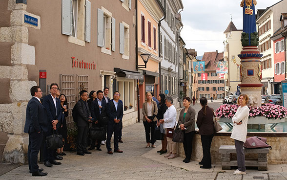 The two delegations talk during the visit in Delémont.