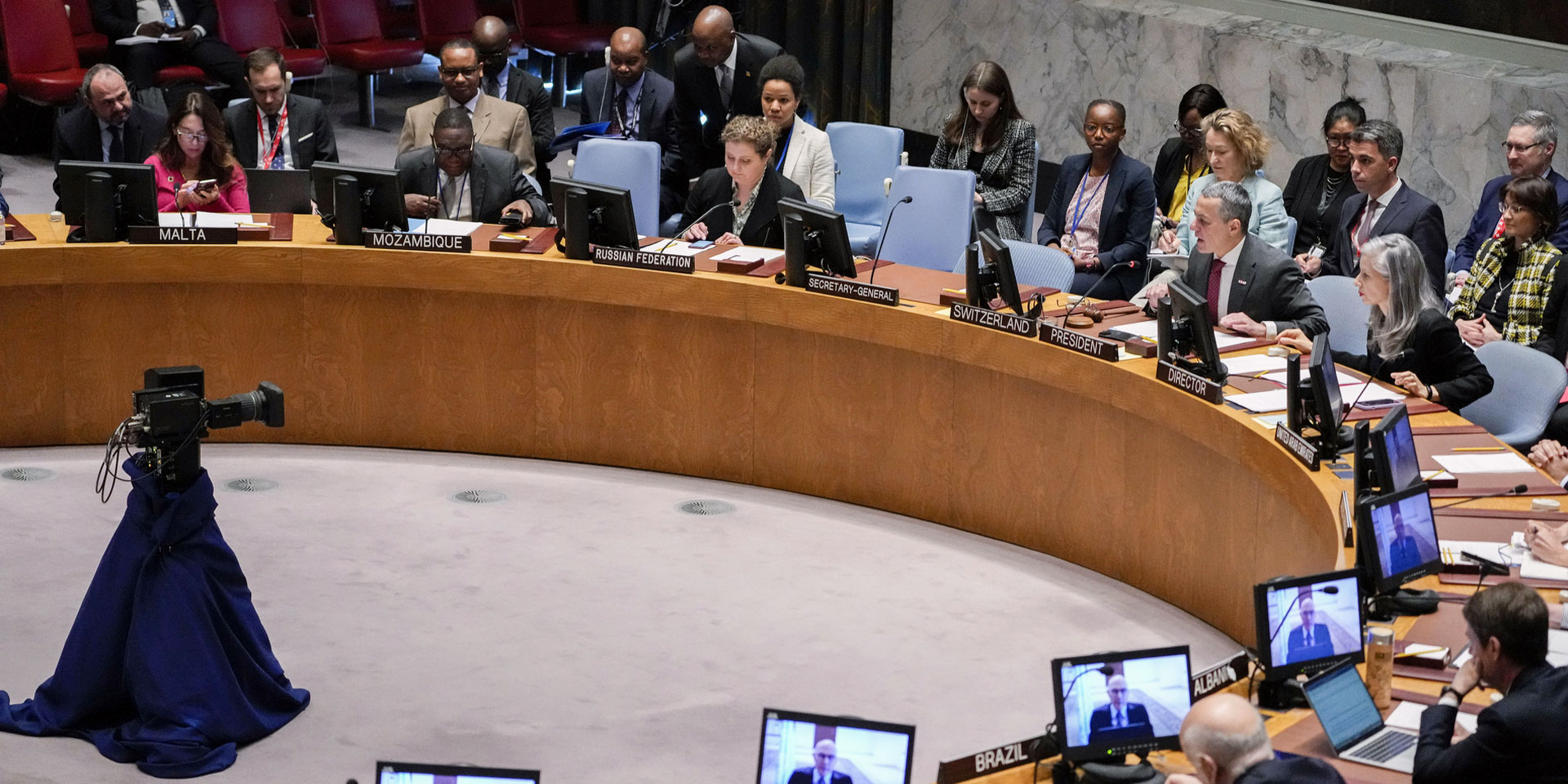 Uomini e donne siedono al tavolo a ferro di cavallo del Consiglio di sicurezza delle Nazioni Unite e ascoltano le osservazioni del Consigliere federale Ignazio Cassis.