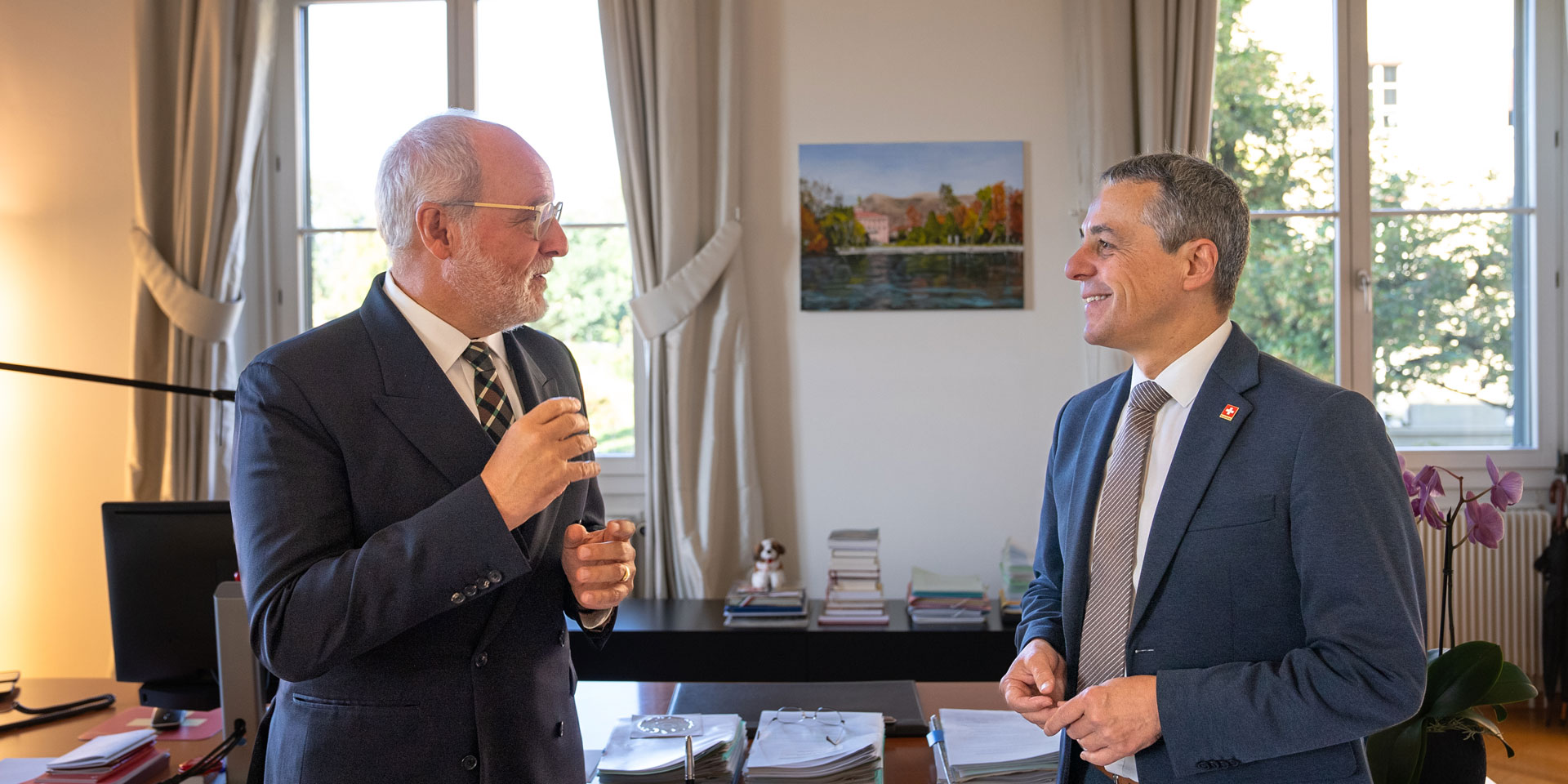 Alexandre Fasel se tient à la gauche du conseiller fédéral Cassis et discute avec lui.