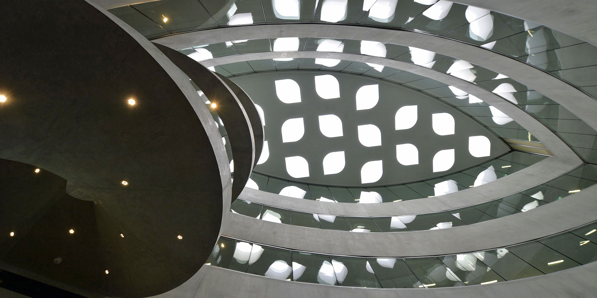 Photo esthétique avec vue sur le plafond d'un hall de la Maison de la Paix à Genève.