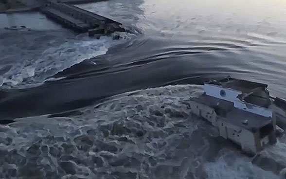 D'énormes masses d'eau s'écoulent à travers la brèche du barrage de Nova Kakhovka en Ukraine.