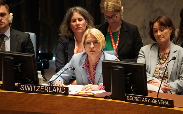 La Segretaria di Stato del DFAE Livia Leu parla al tavolo a ferro di cavallo del Consiglio di sicurezza delle Nazioni Unite a New York.