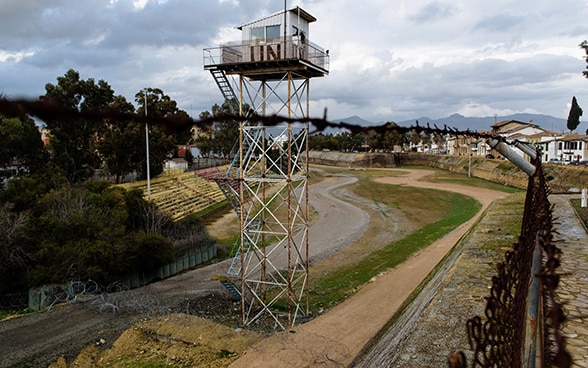 UNFICYP maintains a buffer zone between the troops of both camps. This is to create the conditions for a political solution.