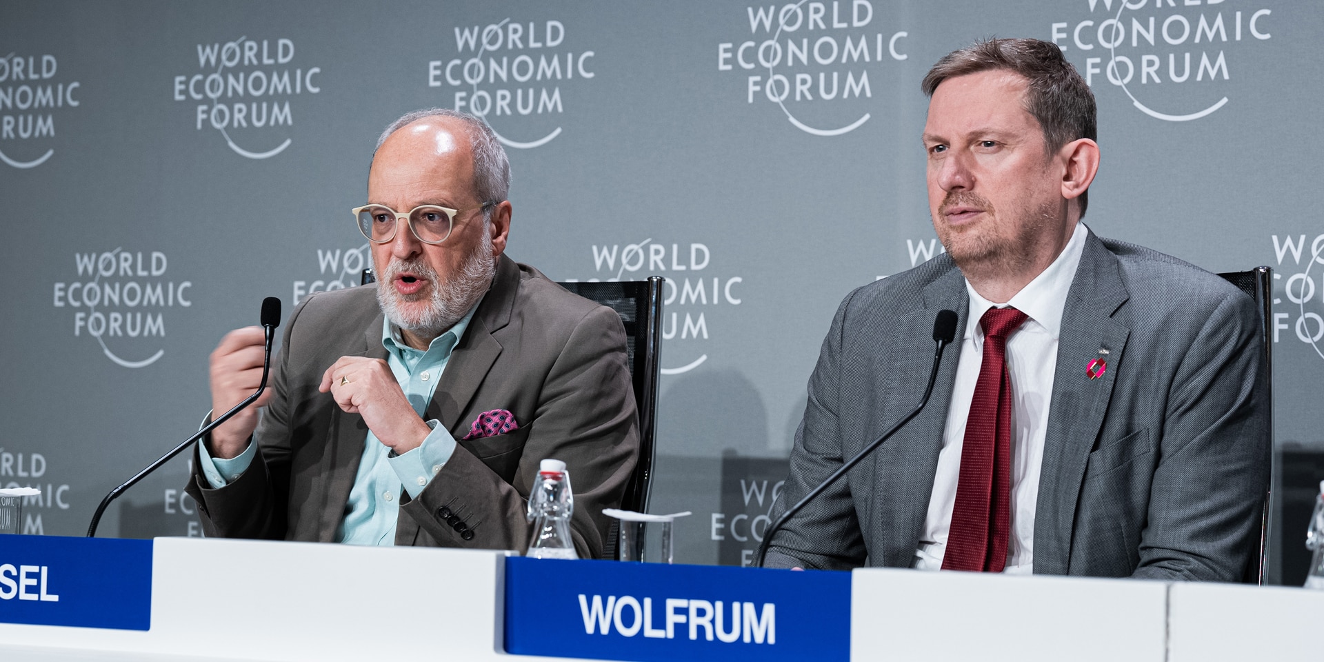  Le secrétaire d’État du DFAE Alexandre Fasel et Christian Wolfrum, vice-président de l’ETH Zurich, lors de la conférence de presse de lancement de l’initiative ICAIN lors du WEF à Davos.