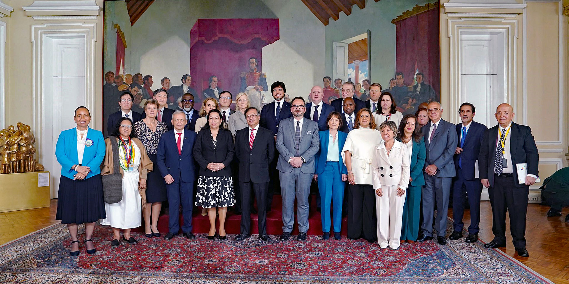 Die Delegationen der 15 Mitgliedstaaten des UNO-Sicherheitsrats und der kolumbianische Präsident Gustavo Petro posieren für ein Gruppenfoto.