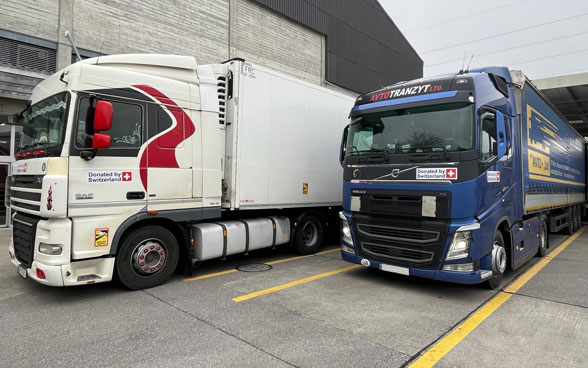 Ein Lastwagen, auf dem «Donated by Switzerland» steht.