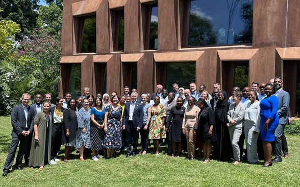 Ignazio Cassis con il personale del DFAE davanti all’Ambasciata di Svizzera a Nairobi.