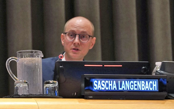 Dr. Sascha Langenbach von der ETH hält im Sicherheitsrat eine Rede.