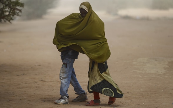 Somalische Flüchtlingskinder schützen sich von einem Sandsturm.