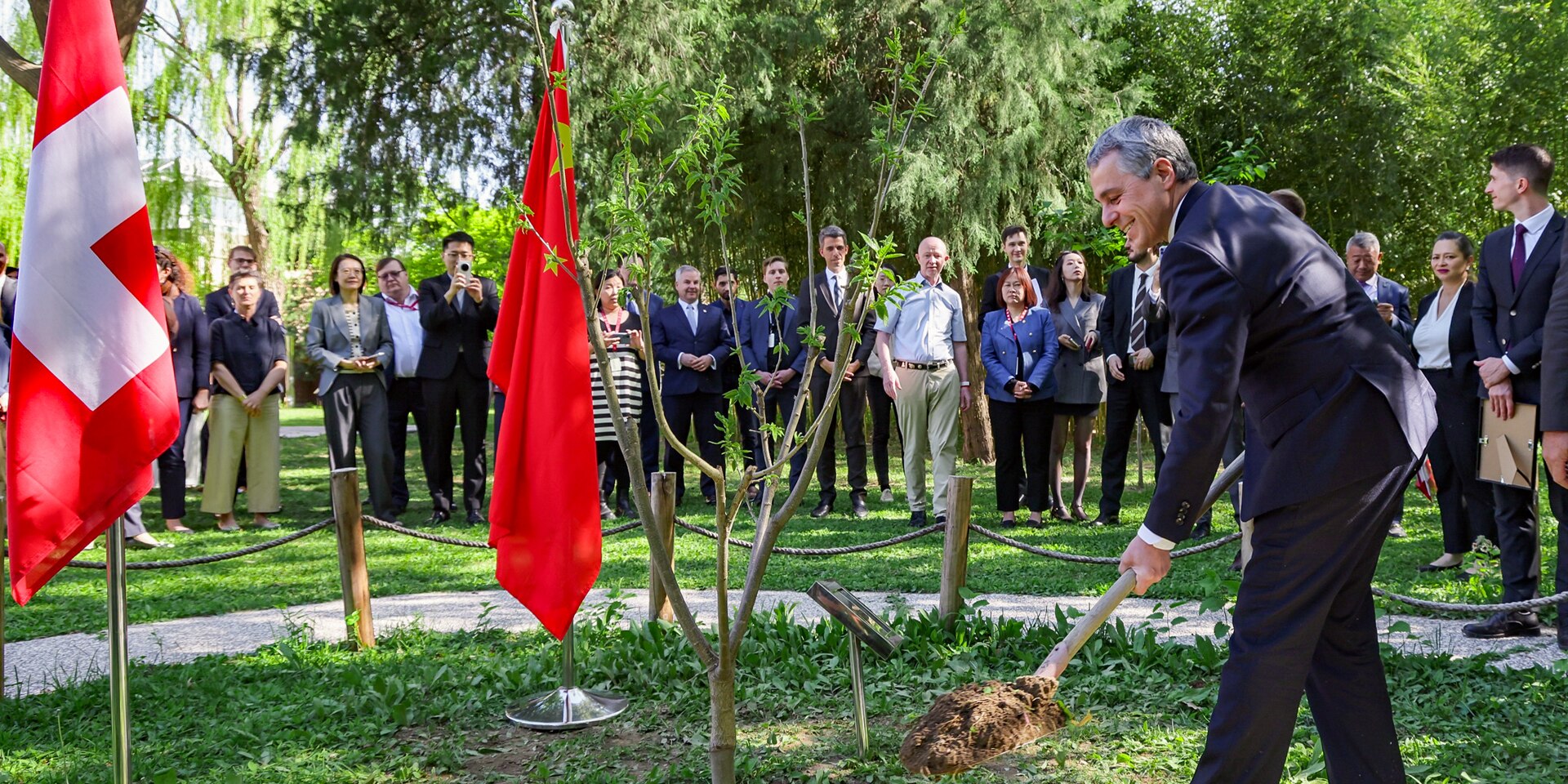 Per celebrarlo, il consigliere federale Ignazio Cassis ha piantato un castagno nel giardino dell'Ambasciata svizzera a Pechino alla presenza di una delegazione cinese.