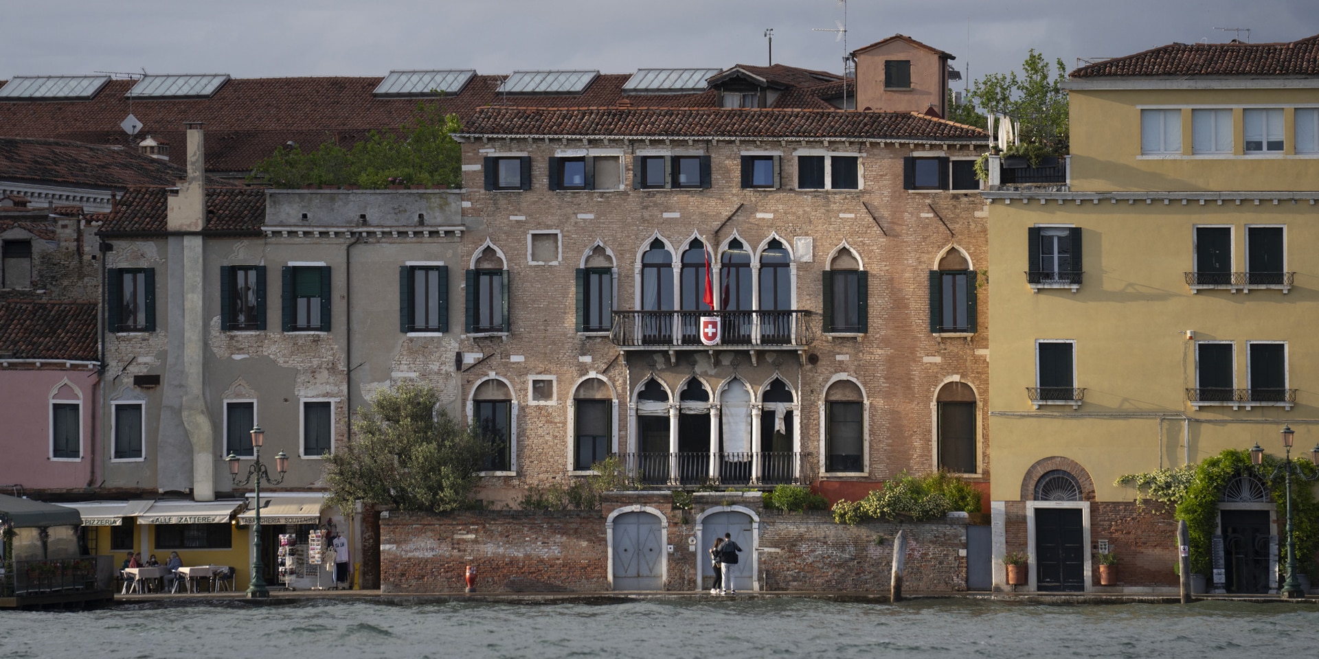 La facciata di Palazzo Trevisan, sul lato delle Fondamenta delle Zattere.