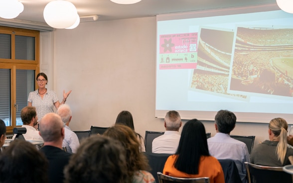 Image of Dr Marianne Meier presenting the book “Das Recht zu kicken. Die Geschichte des Schweizer Frauenfussballs” (The right to kick. The history of women's football in Switzerland) during the event. 