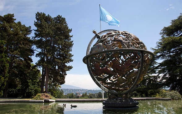 Foto della sfera armillare davanti al Palazzo delle Nazioni Unite a Ginevra