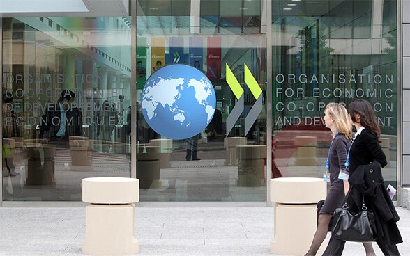 Foto dell’ingresso principale del centro conferenze alla sede dell’OCSE a Parigi