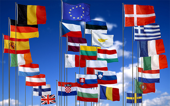 Fahnen verschiedener EU-Mitgliedstaaten wehen im Wind.