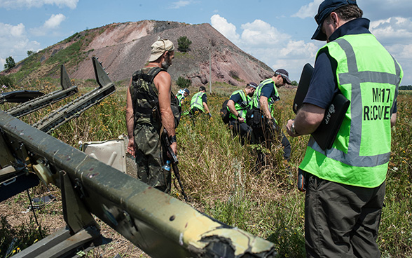Internationale Ermittler durchkämmen 2014 das Absturzgebiet einer Passagiermaschine in der Ostukraine.